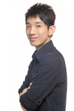 亞洲男人站在白色