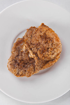 烤的肉在盤子里。