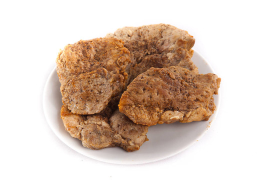 烤的肉在盤子里。