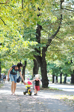 孩子和媽媽在公園玩得很開心