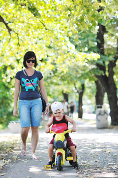 孩子和媽媽在公園玩得很開心
