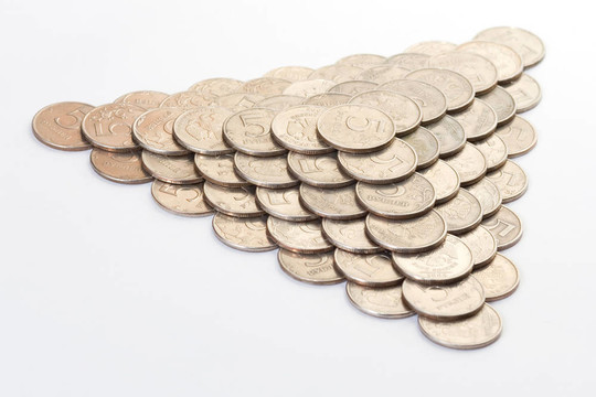金字塔由硬幣分離超過白