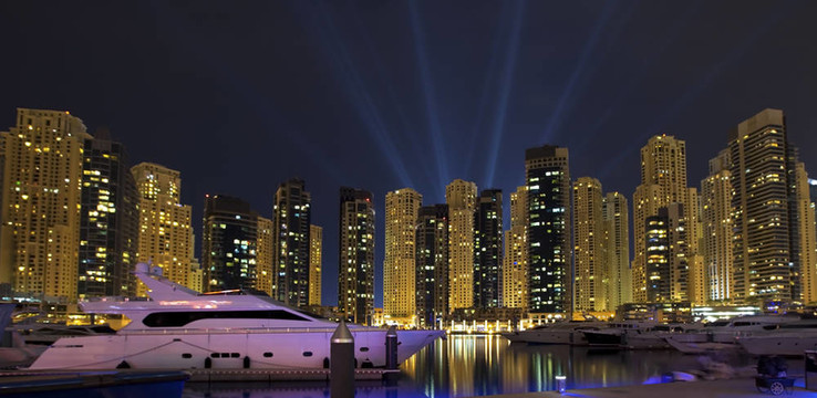 夜晚的城市。全景。