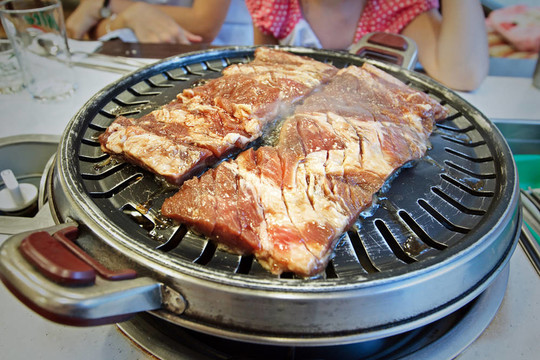 原料肉在烤架上