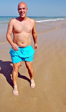 站在海灘上的男人