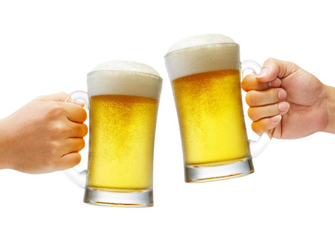 用啤酒干杯