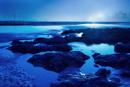 Moon光在巖石海岸
