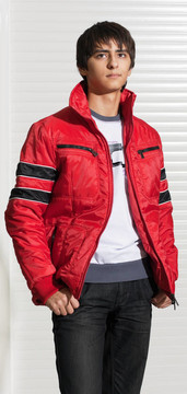 年輕人展示服裝