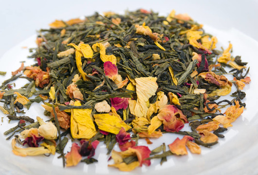 干燥的綠茶與花瓣的顏色和ginsengin工作室