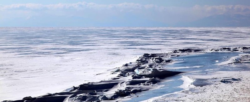 Frozen Lake Baikal。冬天。
