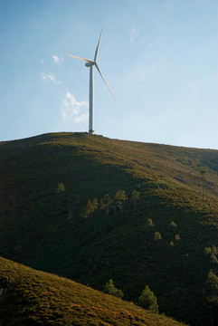 小山上的風力渦輪機