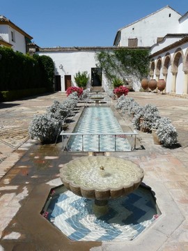 带喷泉的西班牙庭院
