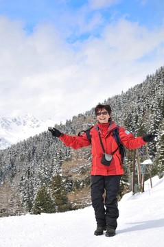 雪山地高級(jí)女性的冬季畫(huà)像