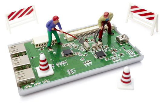 用電路修復(fù)電腦零件的微型玩具工