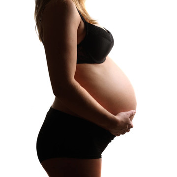 孕婦腹部與白色背景隔離