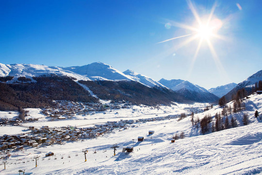 看了典型的高山滑雪場和滑雪場；利維尼奧；意大利；歐洲