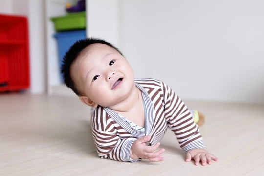 可愛寶寶抬頭看