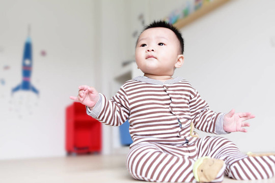 可愛寶寶抬頭看