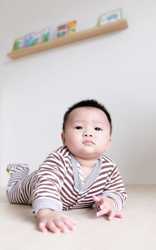 可愛(ài)的嬰兒爬在客廳地板上