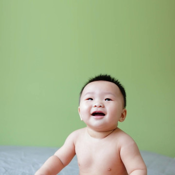 可愛寶寶抬頭看