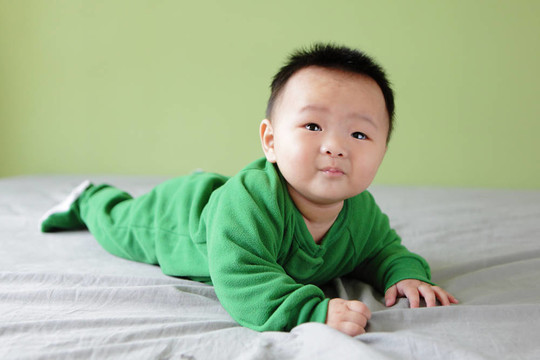 可愛寶寶抬頭看