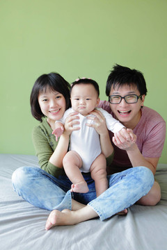 家庭（媽媽；父親和小嬰兒）笑臉