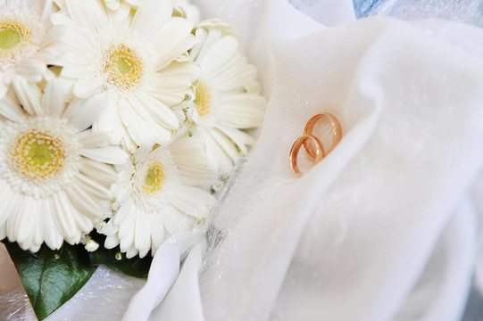 白色非洲菊和結(jié)婚戒指