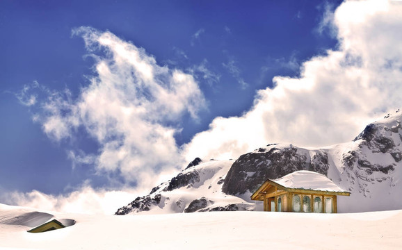 雪花山山頂上的木屋和地下小屋