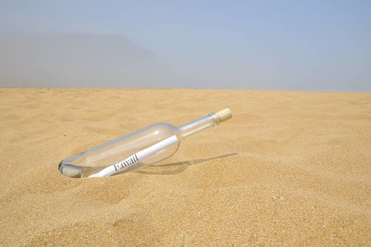 電子郵件。