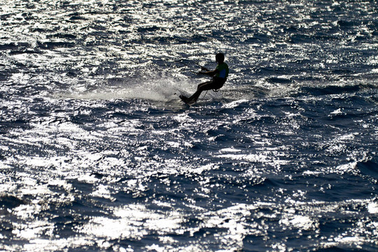 在背光kitesurfer剪影