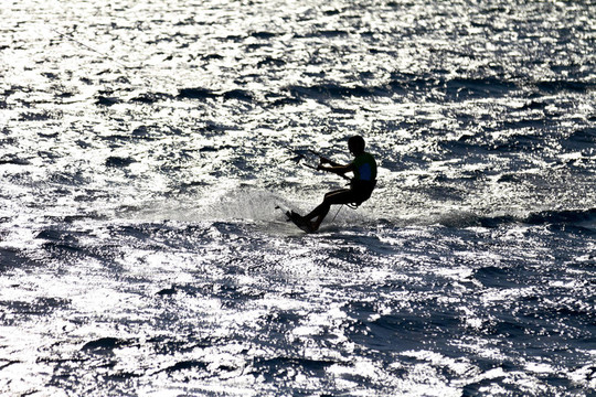 在背光kitesurfer剪影