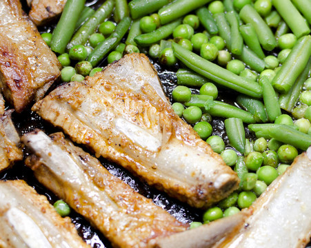 用煎鍋煎豌豆和青豆的排骨