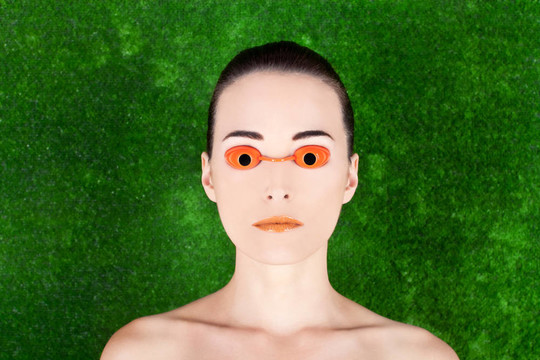 美女戴著曬黑床眼鏡