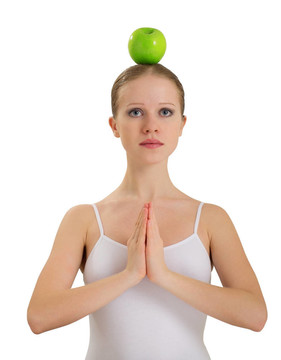 年輕的女人在與她的頭孤立的蘋果冥想