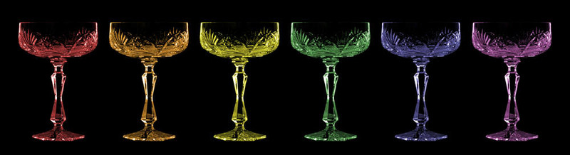 在黑色背景上的Wineglasses