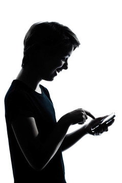 一個白人少年剪影的男孩或女孩的可視電話的視頻游戲的肖像工作室把孤立在白色背景