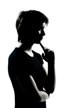 一個少年男孩或女孩剪影思維