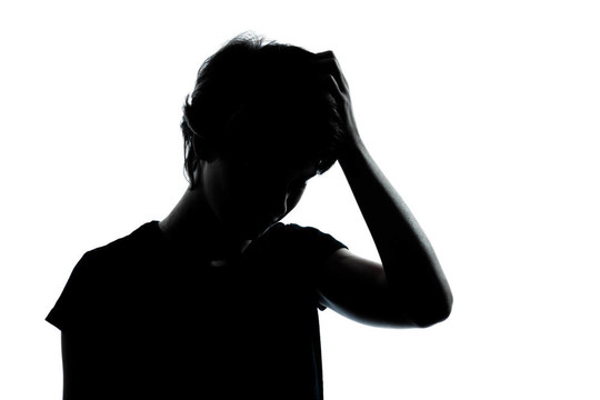 一名少年男孩或女孩思考問題剪影
