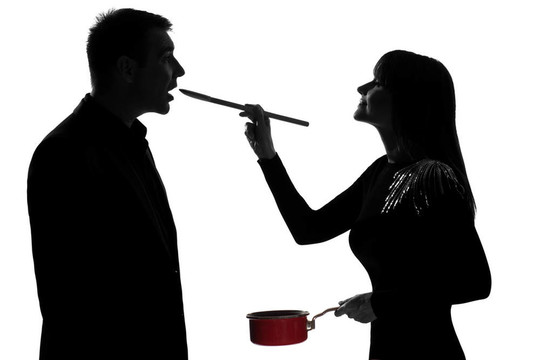 一對(duì)男女品嘗烹飪醬鍋
