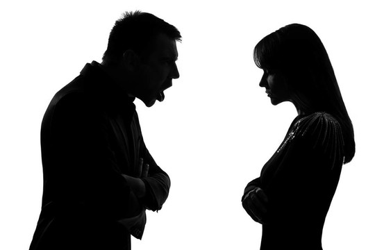 一對男人和女人的尖叫呼喊糾紛