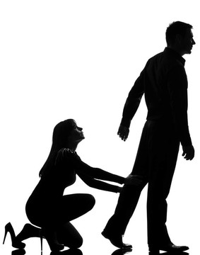 一對白人夫婦爭執(zhí)分離男子離開和女人在工作室的背影隱藏在白色背景隔離