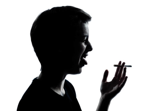 一個(gè)白人少年的剪影男孩或女孩的肖像在工作室削減了孤立的白色背景