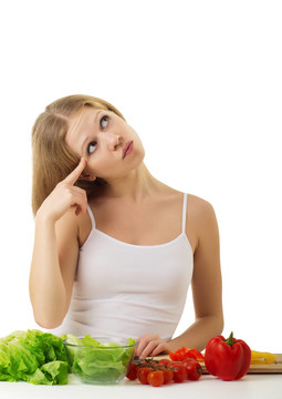 快樂女孩準(zhǔn)備素食；廚房里的蔬菜