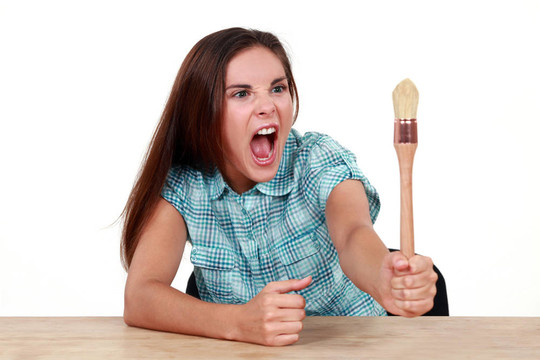 女人用畫(huà)筆爭(zhēng)論