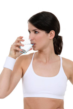 女子在健身房喝水
