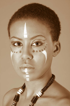 土著黑人女性在部落facepaint
