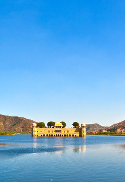 水宮（Jal Mahal）在男子薩加爾湖。齋浦爾；拉賈斯坦；印度。第十八世紀(jì)。Dzhal Mahal