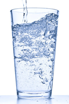 把水倒進(jìn)玻璃