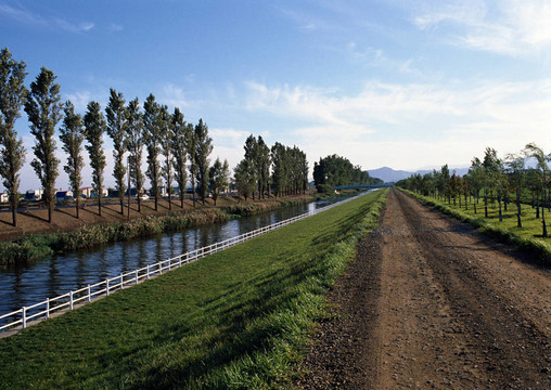 鄉(xiāng)村道路和河流