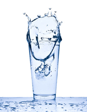 水濺在玻璃